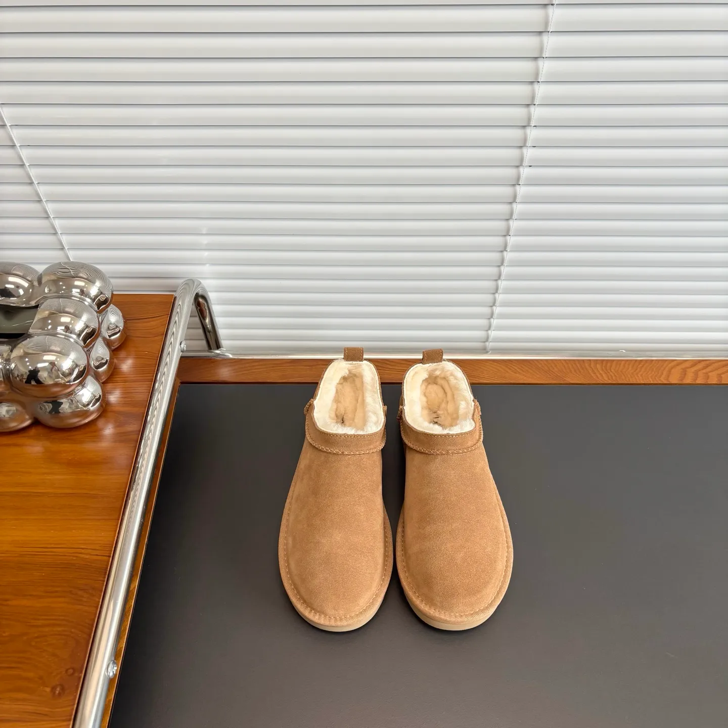 💰420 original quality✅ Ugg Classic Micro 3891 has no complicated elements, only simple colors and combinations, classic, stylish, and a little bit of relaxation. Putting on sugar-fried chestnut flavor 🌰UGG thin-soled shoes is what early autumn should look like. 🍂Classic Micro classic super mini. The classic boot shape is equipped with a lower-cut design. It not only modifies the leg shape, but also completes the 💯 versatile attributes. American sports style and daily commuting are all easy to control️ 🍂Elea Slip-On Thin slip-on Half-drag design + classic maroon color, fashionable and comfortable Thin sole, no pressure to wear all day long 🍂size:35-40 🍂col: maroon/sand/light oak brown